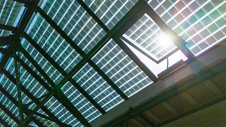 LAMILUX Glasdach PR60 mit integrierten Photovoltaikmodulen und geöffneter Lüftungsklappe