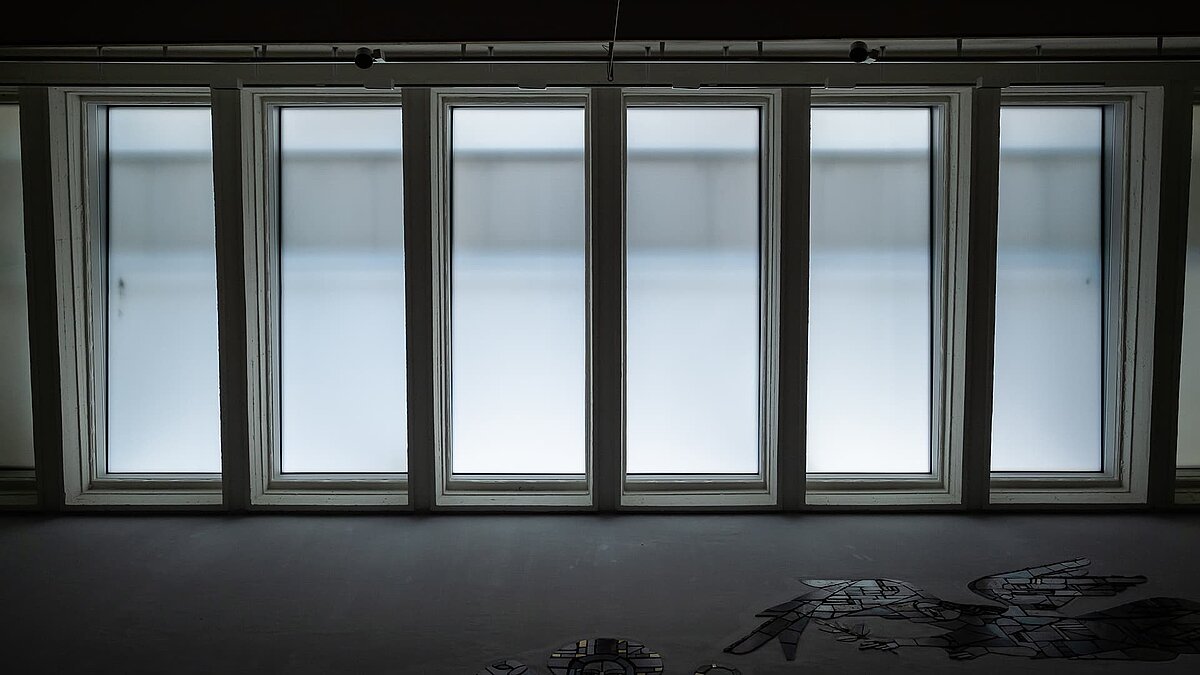 Innenansicht der Pauluskirche in Traunreut mit LAMILUX Flachdachfenstern FE, die Tageslicht hereinlassen.