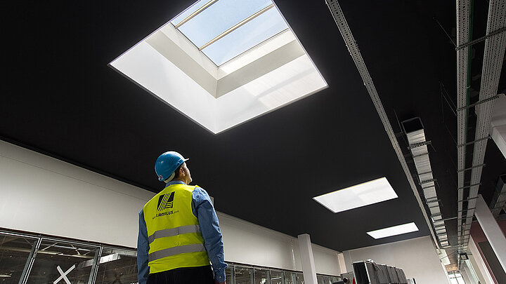LAMILUX Mitarbeiter in einem Gebäude mit schwarzer Decke