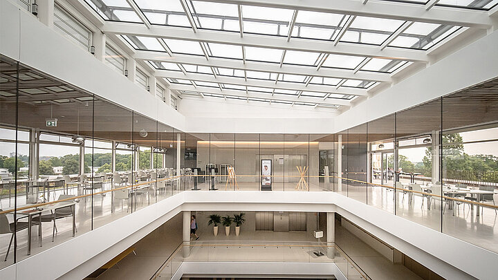 LAMILUX Glasdach über einem lichtdurchfluteten Atrium