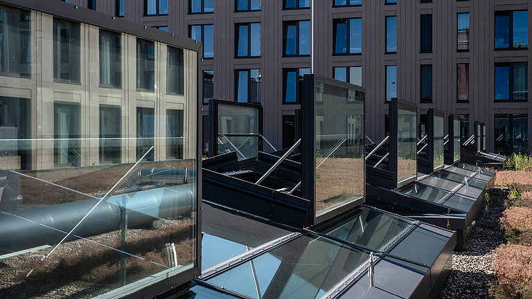 Gebäudehof mit verglasten Dach- und Fassadenelementen