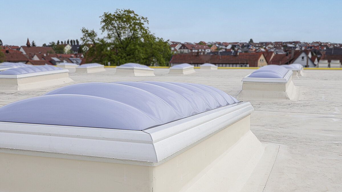 Lichtkuppeln auf dem Dach der Kärcher Produktionshalle in Winnenden.