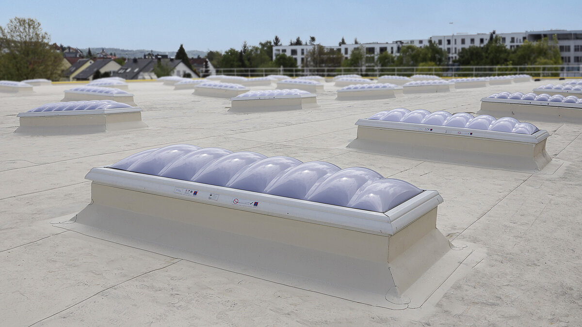 Lichtkuppeln auf dem Dach der Kärcher Produktionshalle in Winnenden für natürliche Tageslichtbeleuchtung.