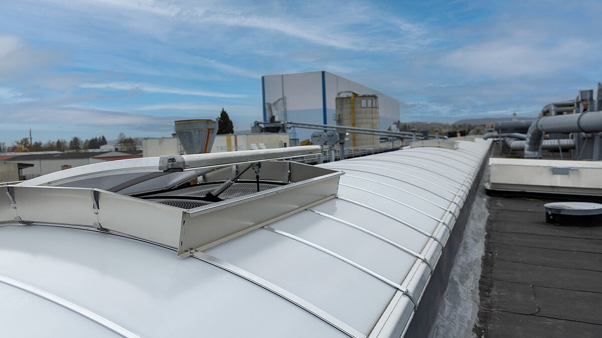 Blick auf die RWA Klappen des LAMILUX Lichtband B auf dem Dach von JELD-WEN