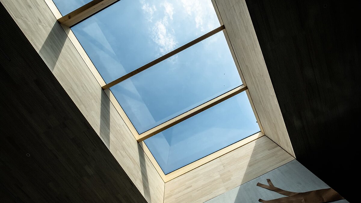 Großflächiges Glasdach in der Kinderkrippe Wiggensbach für natürlichen Lichteinfall.