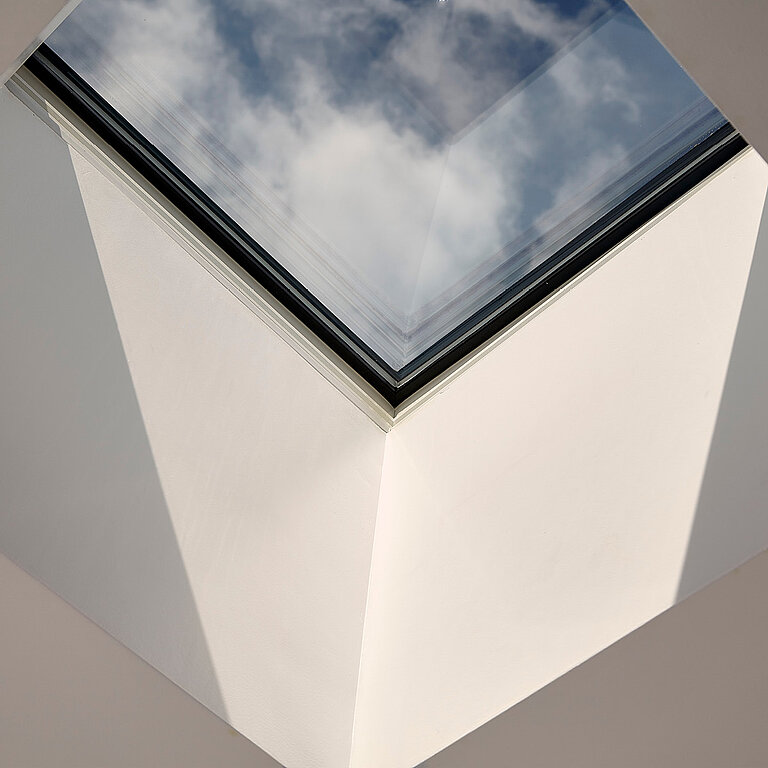 Detailansicht des LAMILUX Flachdach Fenster FE Passivhaus im Innenraum mit Himmelsblick