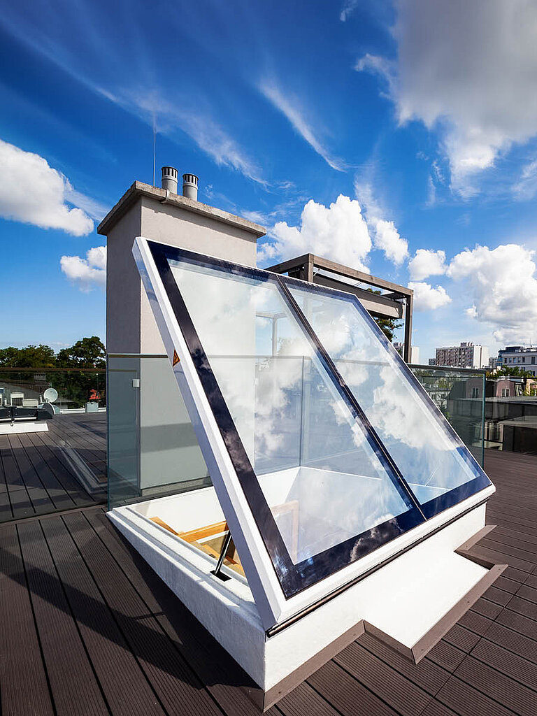 Geöffneter LAMILUX Flachdach Ausstieg Komfort Quadrat auf Flachdach mit transparenter Verglasung für sicheren und komfortablen Dachzugang