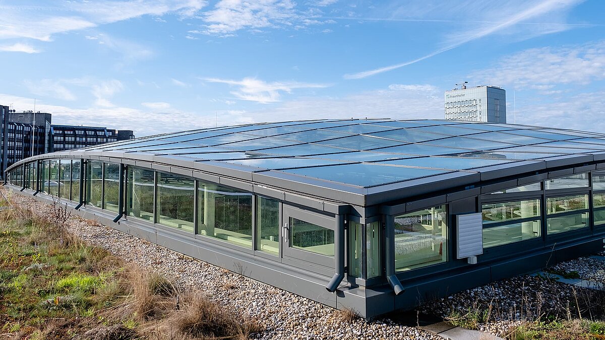 Außenansicht vom Dach des Bürogebäudes Newton der TÜV Süd Gruppe mit modernem Glasdach und begrüntem Umfeld.