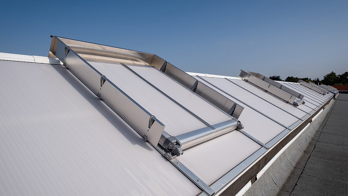 Lichtbandsystem mit LAMILUX Rauchliftsystem auf dem Dach der Eventhalle Zündmagnet in Wurzen.