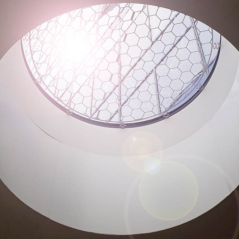 LAMILUX Lichtkuppel F100 rundmit natürlichem Tageslichteinfall und Regenstruktur auf der Verglasung