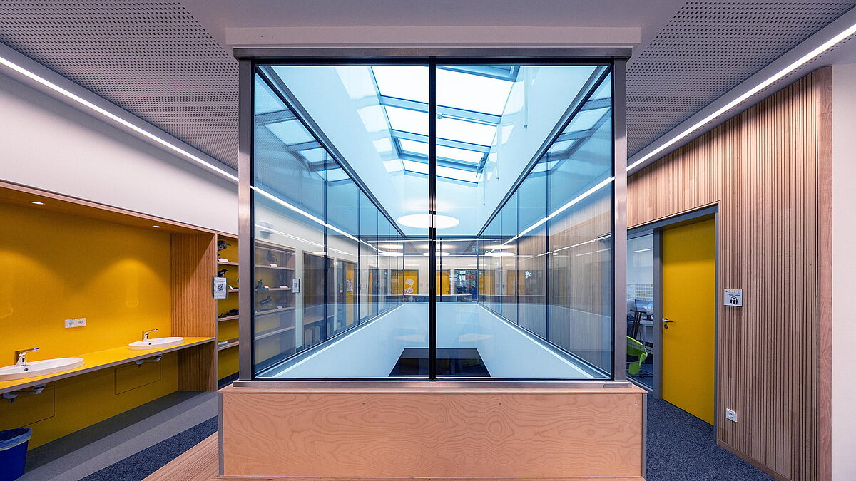 Glasüberdachtes Atrium im Schulzentrum Burgebrach mit LAMILUX Glasdach PR60.