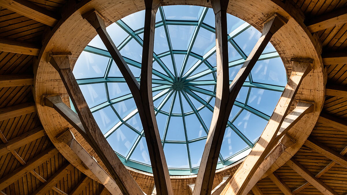 Blick auf die imposante Glaskuppel der Soletherme Solemar in Bad Dürrheim, umrahmt von Holzträgern.