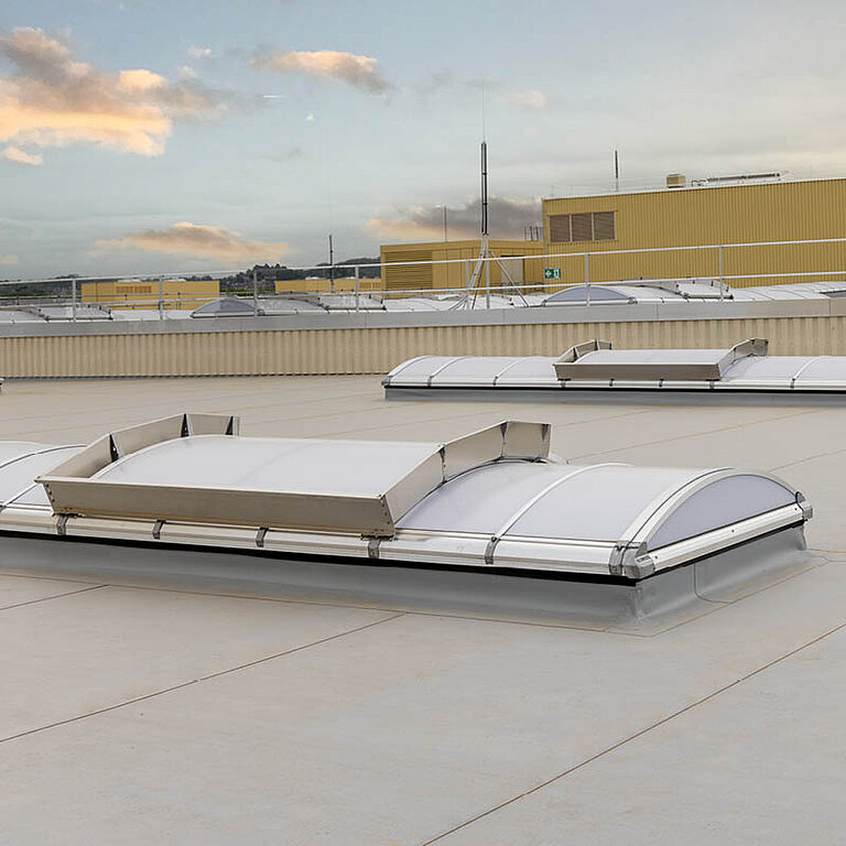 LAMILUX Lichtband in Bogenform auf Flachdach eines Industriegebäudes