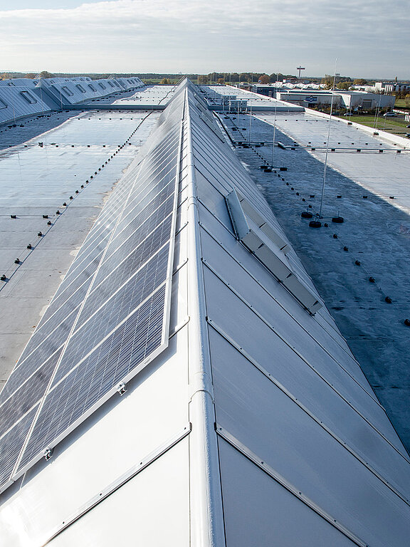 Dach des Logistikzentrums von Rhenus Logistics in Hoppegarten mit LAMILUX Lichtband S und Solarmodulen.