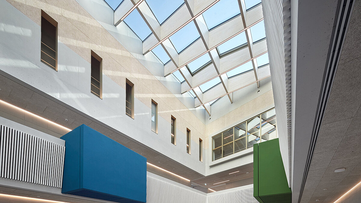 Lichtdurchfluteter Eingangsbereich dank Glasdach PR60