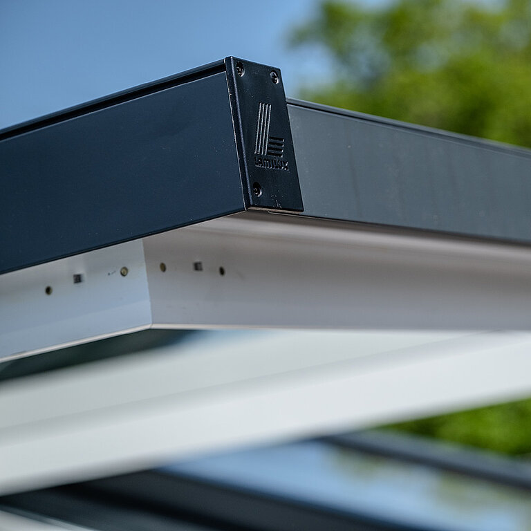 Detailaufnahme eines Eckprofils des modularen Glasdachs MS78 bei Tageslicht.