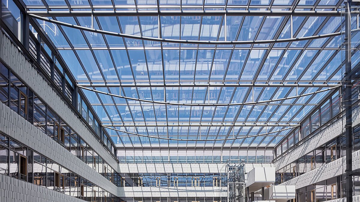 Glasdachkonstruktion im Postgebäude in Luxemburg mit modernen Stahlrahmen und lichtdurchfluteter Architektur.