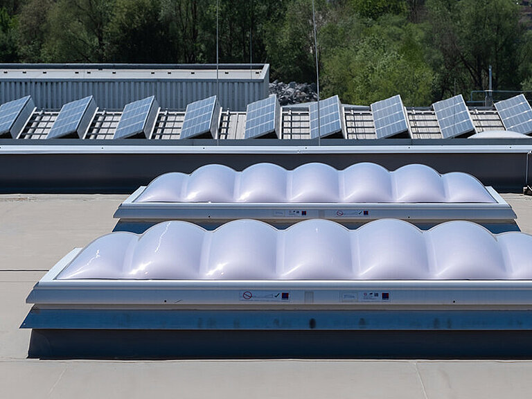 Lichtkuppel auf Flachdach eines Industriegebäudes mit gewölbter Verglasung zur natürlichen Tageslichtversorgung