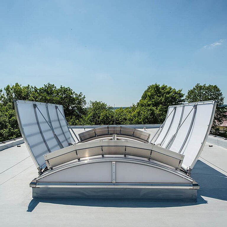 LAMILUX Lichtband in Bogenform mit geöffneten Klappen auf Flachdach