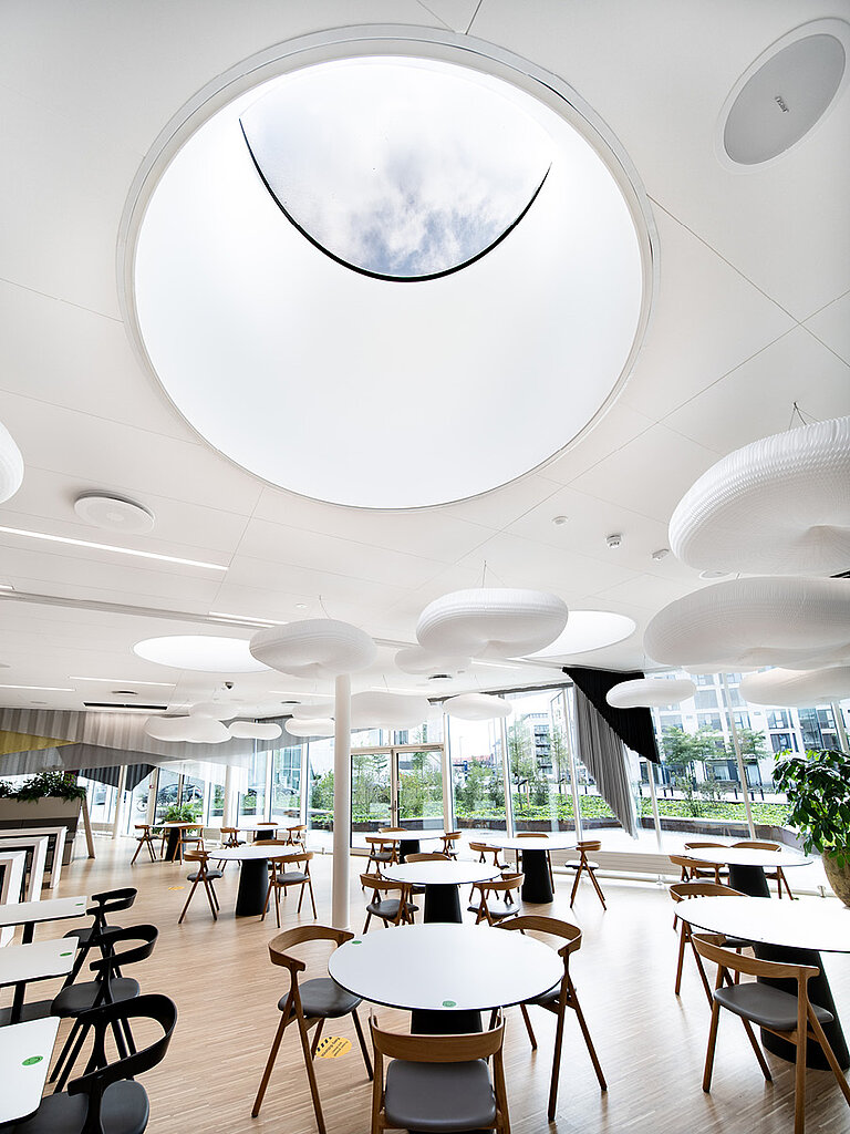 LAMILUX Flachdach Fenster F100 rund im Restaurant, große runde Tageslichtöffnung über Sitzbereich