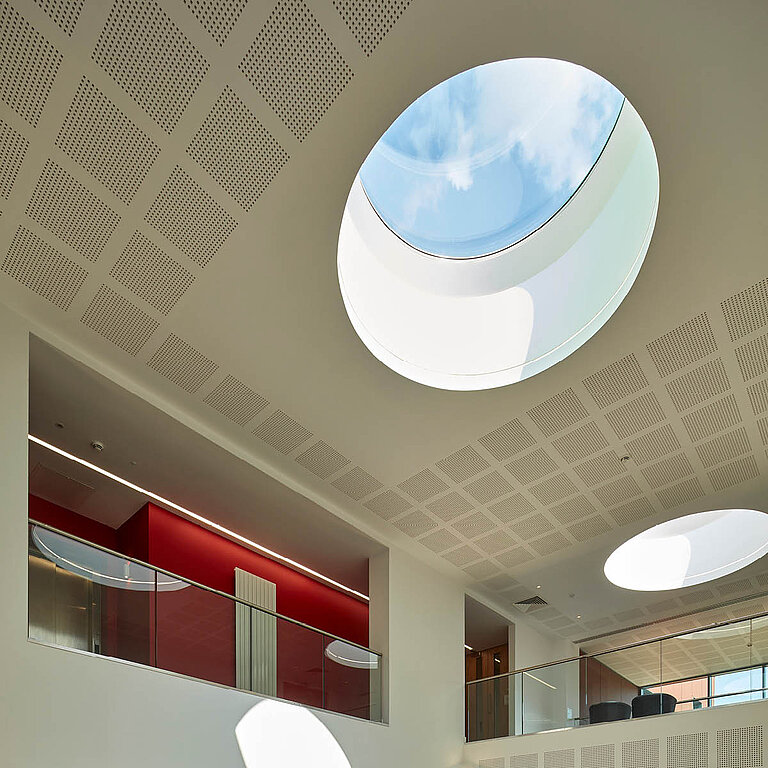 LAMILUX Flachdach Fenster FE rund im Innenraum, runde Tageslichtöffnungen in Decke mit natürlichem Lichteinfall