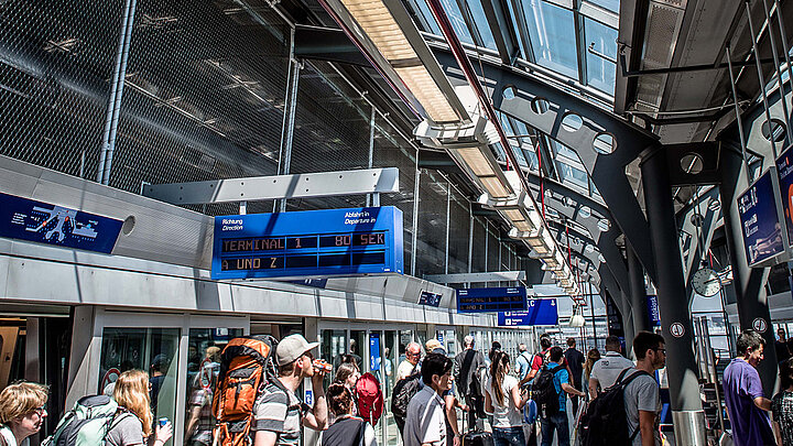 Schalldämmung durch das Glasdach am Flughafenbahnhof Frankfurt