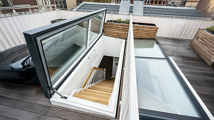 LAMILUX Flachdach Ausstieg Komfort Swing auf der Dachterrasse eines Wohnhauses in Dänemark