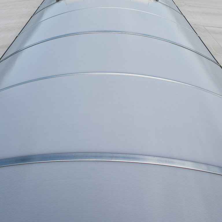 Detailansicht eines LAMILUX Lichtband B Passivhaus mit bogenförmiger Verglasung und hochwärmegedämmter Konstruktion auf Flachdach