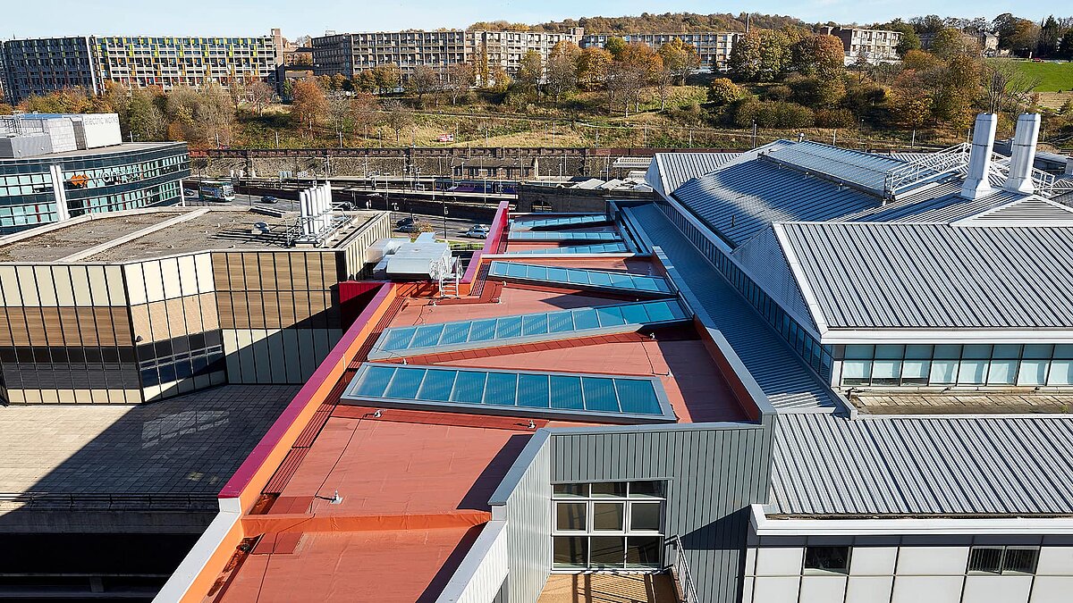 Dachansicht der Sheffield Hallam University mit LAMILUX Glasdach PR60 und modernen architektonischen Elementen.
