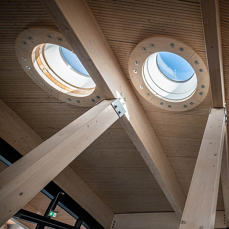 Zwei runde LAMILUX Flachdach Fenster F100 rund in Holzdecke