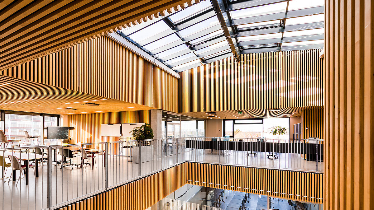 Glasdach über einem offenen Atrium mit Holzvertäfelung