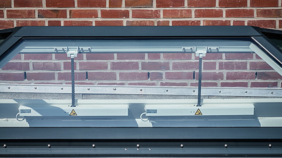 Nahaufnahme des Flachdachfenster FW von LAMILUX, installiert auf einem Ziegeldach von einem Wohnhaus in Hamburg.