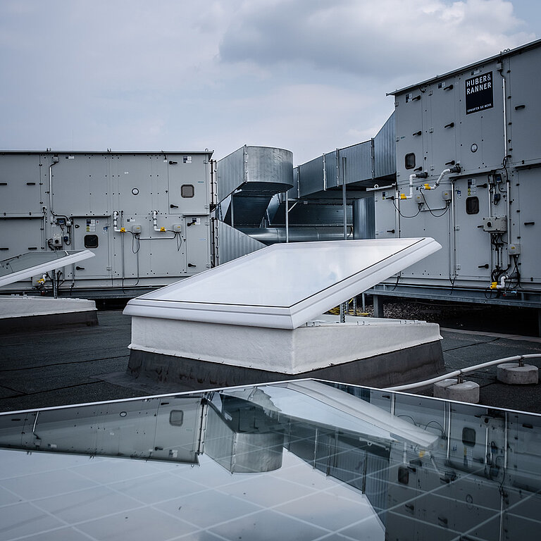 LAMILUX Flachdach Fenster F100 auf Industrieflachdach