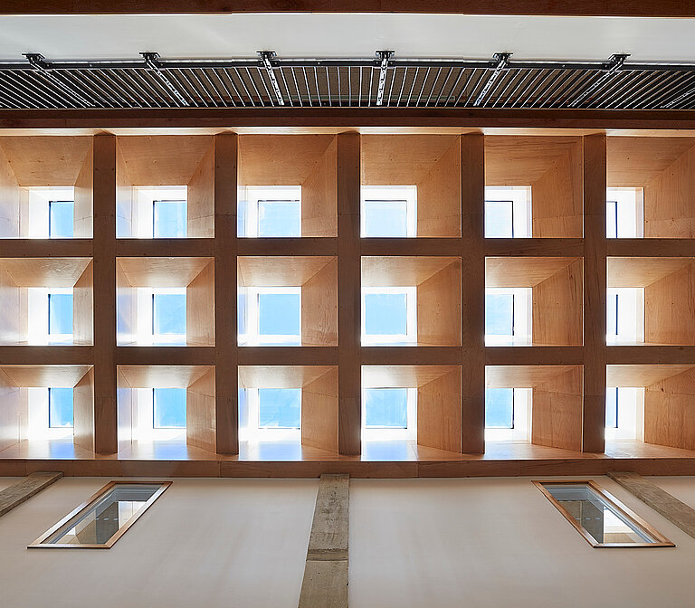 Deckenansicht mit rasterförmig angeordneten quadratischen Oberlichtern