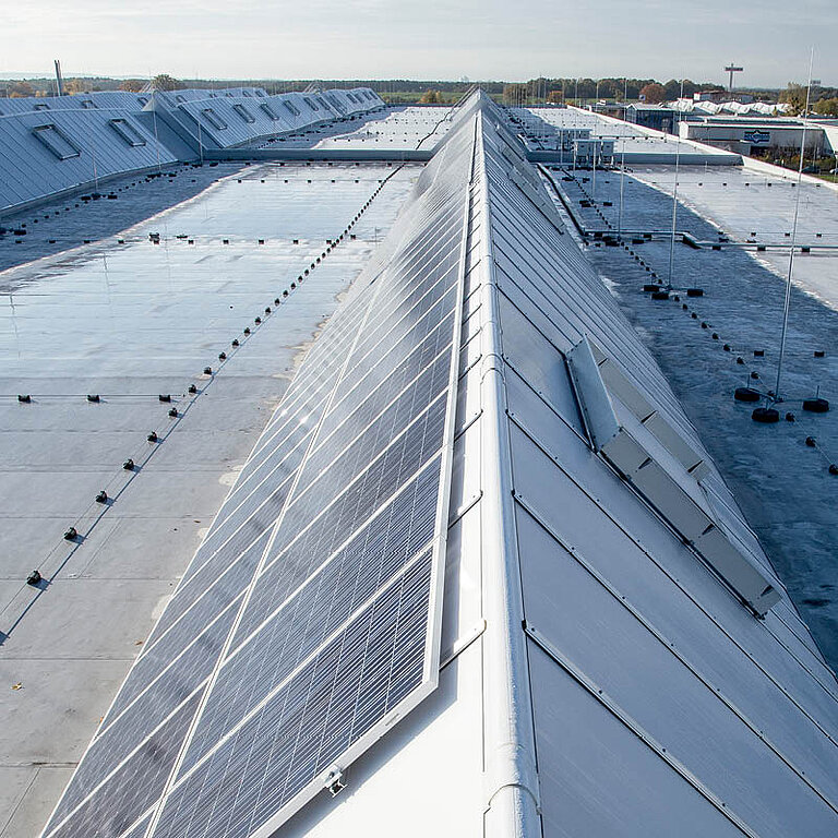 LAMILUX Lichtband mit Photovoltaik auf Flachdach in Satteldachform mit beidseitig integrierten Solarmodulen