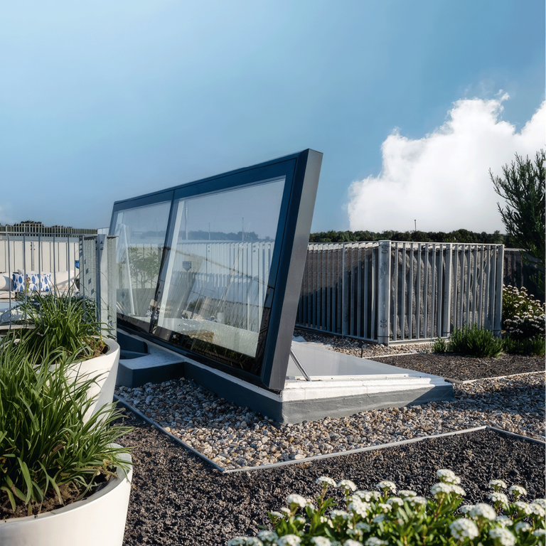 Kiesdachterrasse mit Begrünung und einem Flachdach Ausstieg