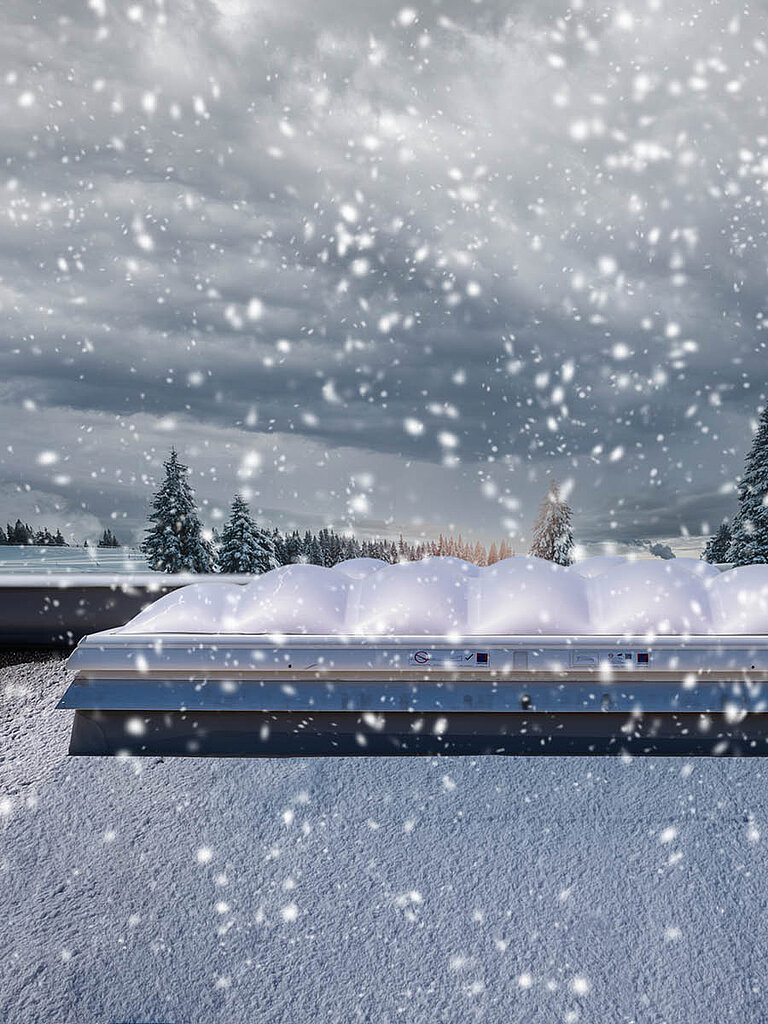LAMILUX Lichtkuppel F100 W auf Flachdach bei Schneefall