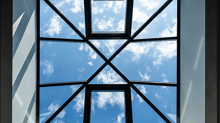 lasdach PR60 Passivhaus in quadratischer Form mit Lüftungsflügeln und filigraner Stahlstruktur.