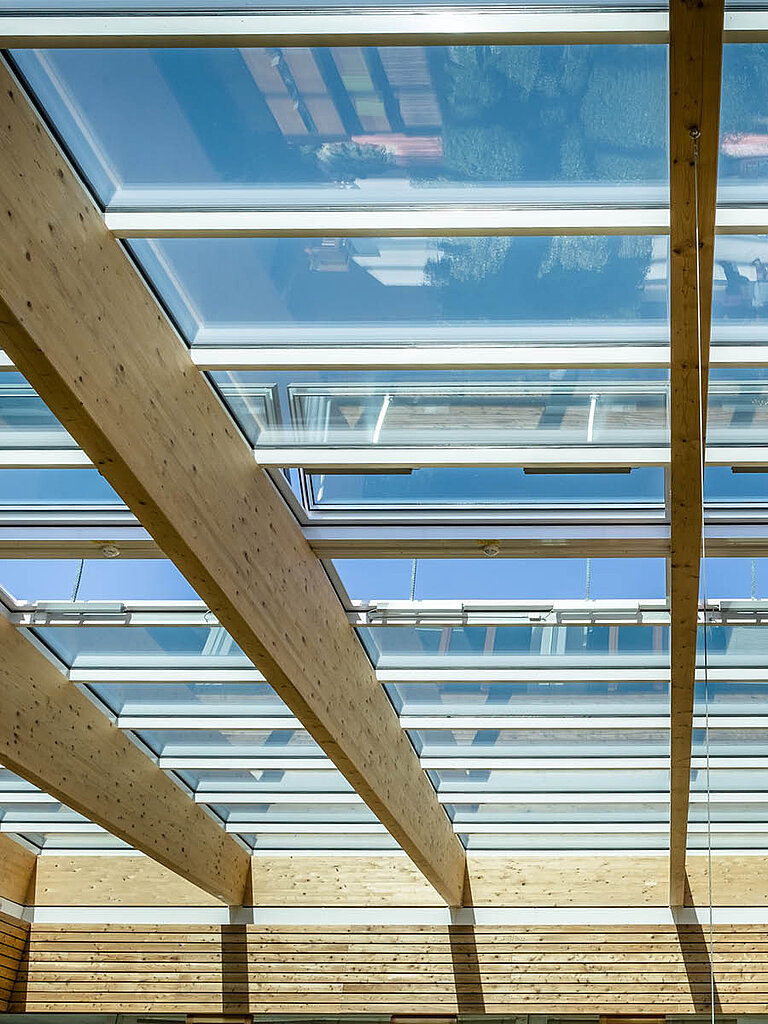 Glasdach PR60 Passivhaus mit Holzträgern und mehrfach unterteilten Glaselementen.