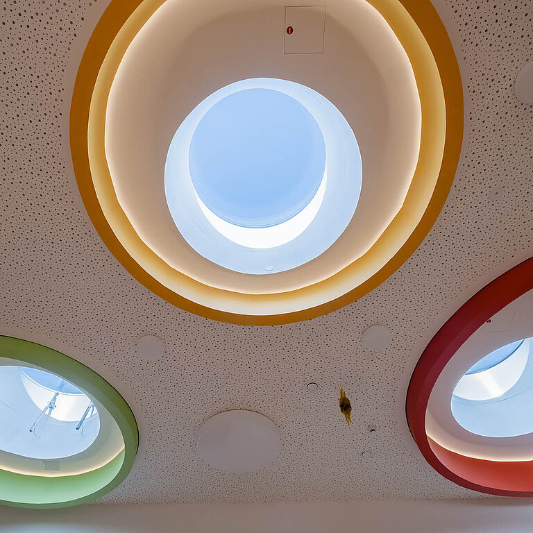 LAMILUX Flachdach Fenster F100 rund mit farbigen Innenrahmen, runde Tageslichtöffnungen in Decke