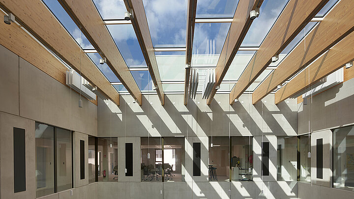 LAMILUX Glasdach PR60 mit Holzunterkonstruktion über einem lichtdurchfluteten Atrium