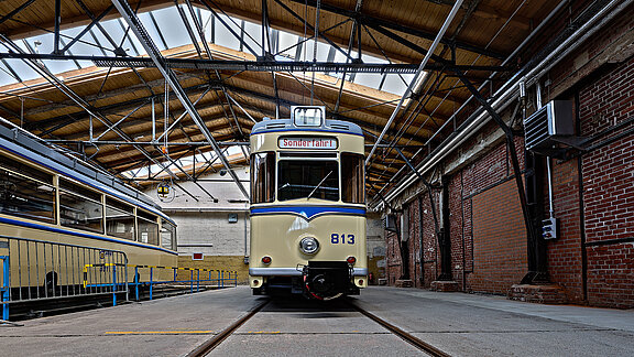 Historische Straßenbahn im Straßenbahnmuseum Chemnitz unter einem Glasdach PR60 mit Sheddach-Konstruktion