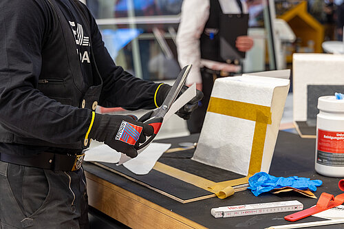 LAMILUX Mission Flachdach Detailaufnahme beim Zuschneiden für Flachdach Fenster