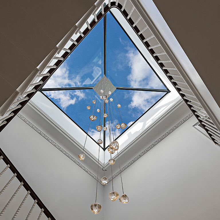 LAMILUX Flachdach Fenster FE Pyramide / Walm in Innenansicht, pyramidenförmige Verglasung mit Blick in den Himmel