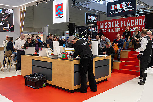 LAMILUX Mission Flachdach Wettbewerb am Messestand mit Flachdach Fenstern und Publikum auf Fachmesse
