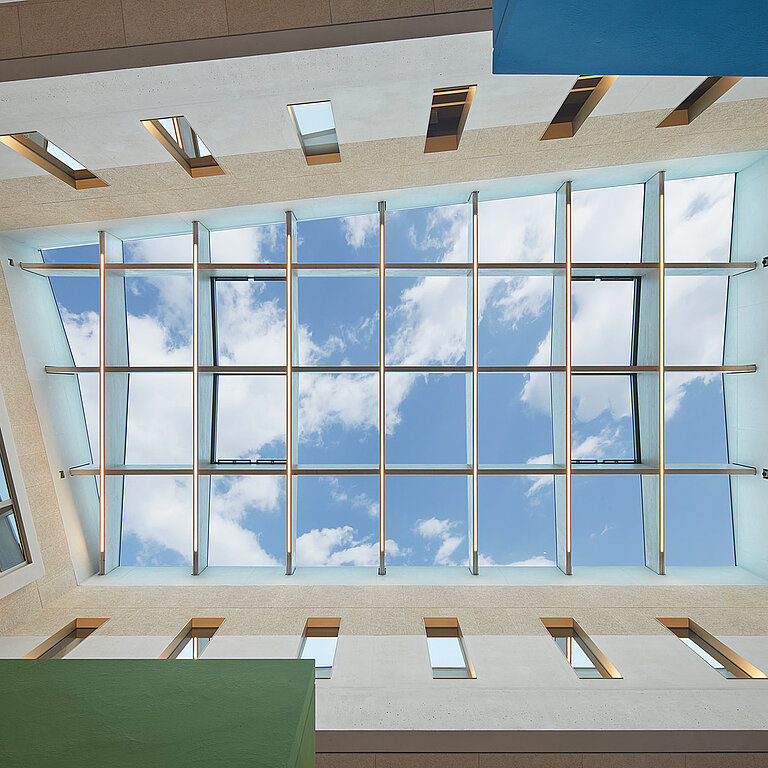 Großflächiges Glasdach PR60 mit Holzprofilen in einem modernen Atrium.