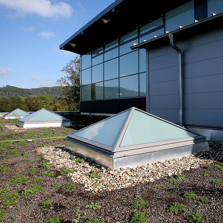 LAMILUX Flachdach Fenster FE Pyramide / Walm auf Flachdach mit Kies, Außenansicht mit pyramidenförmiger Verglasung