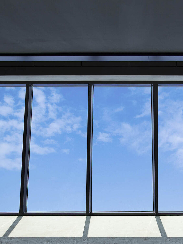 Glasdach Fire Resistance mit klarer Verglasung und schmalen schwarzen Rahmenprofilen.