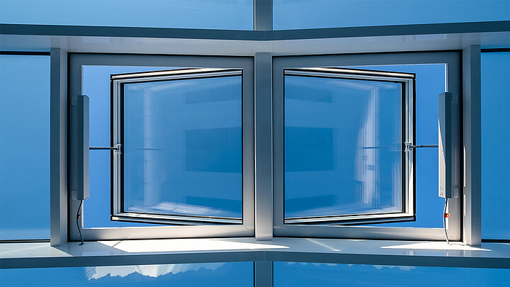 Moderne Glasfassade mit geöffneten Kippfenstern