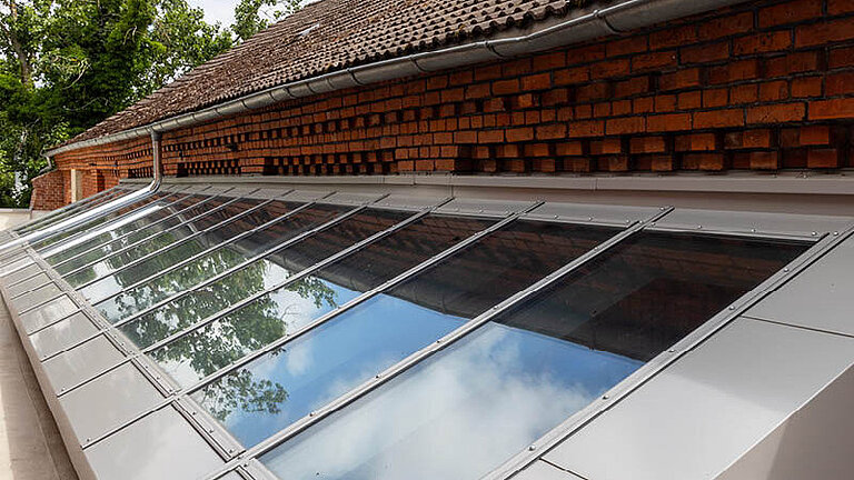 Glasdach Fire Resistance mit metallverkleideter Einfassung und reflektierender Verglasung.